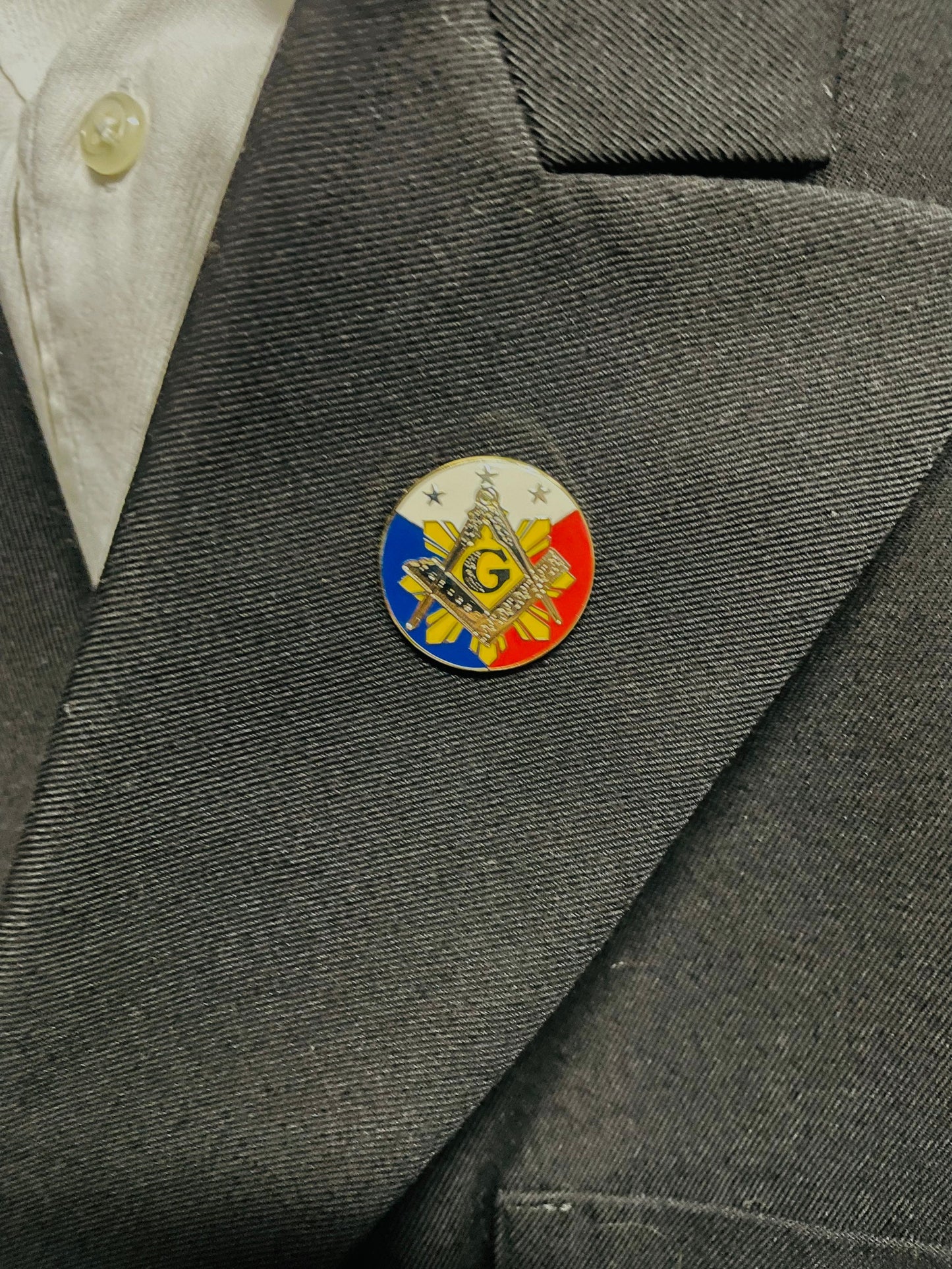 PI Sun and 3 Stars 1” Round Masonic Lapel Pin