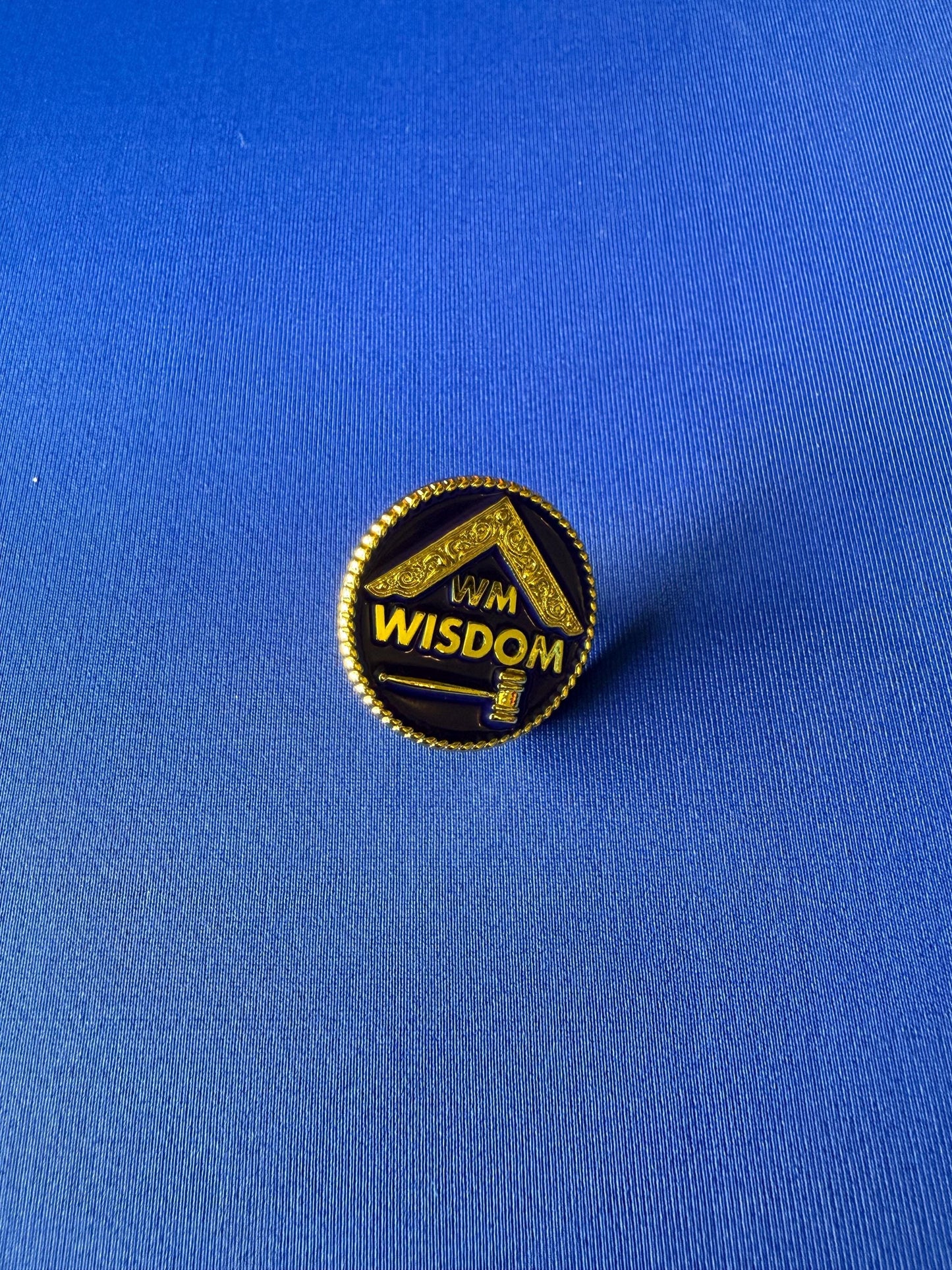 WM Wisdom 1” Round Masonic Lapel Pin