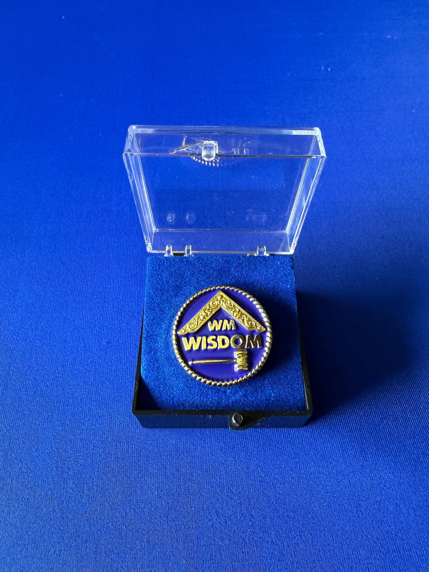 WM Wisdom 1” Round Masonic Lapel Pin